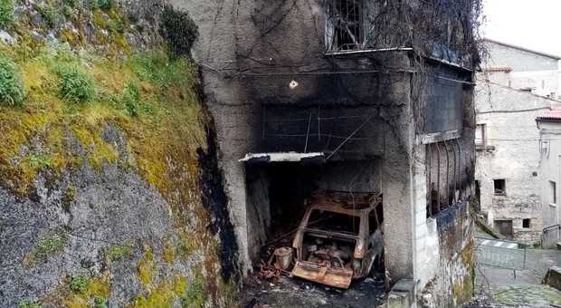 Dà fuoco a una casa abbandonata nel centro storico: denunciato
