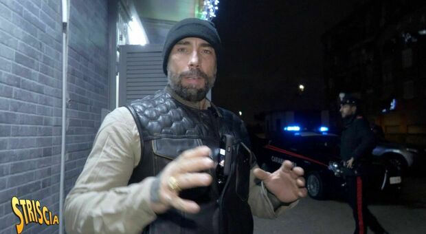 Striscia la Notizia, Brumotti aggredito nel quartiere Ponticelli di Napoli «Mi sono dovuto nascondere in un sottoscala»
