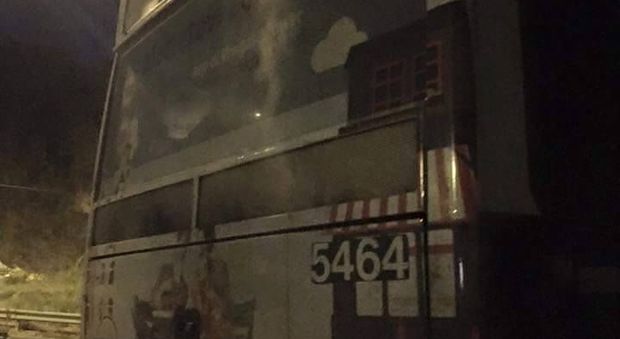 Bus Cotral in fumo e in panne verso Roma