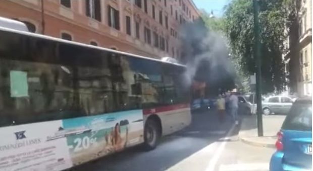 Roma, nuovo bus Atac in fiamme: fumo e panico in via Calabria