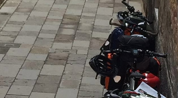 Venezia. Posteggiano le bici in calle: multa di 100 euro ciascuno per tre turisti francesi
