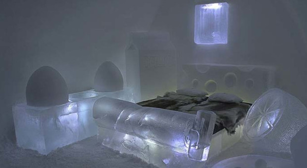 Dormire su un letto di ghiaccio, in un boccale di birra o in una carrozza: ecco i letti più strani