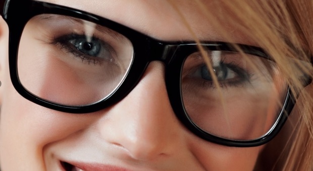 Addio alle bifocali: arrivano occhiali intelligenti con le lenti "liquide"