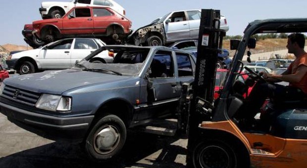 Manovra, Lega: 1000 euro per rottamare la vecchia auto