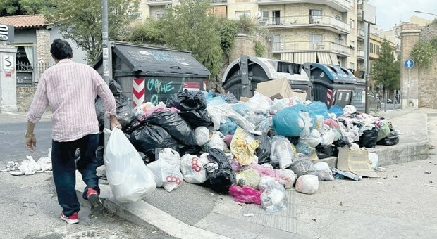Emergenza rifiuti in città, i sacchi andranno a Viterbo e Ostia: «Poi camion ad Albano»