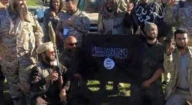 Miliziani Isis con la bandiera nera a Sabratha