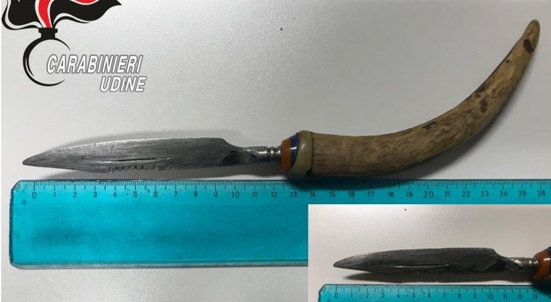 I carabinieri hanno trovato anche un coltello realizzato artigianalmente