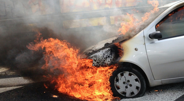 Rapinano una donna e le incendiano l'auto per non farla denunciare: presi due fratelli nel Napoletano
