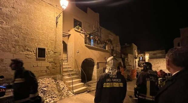 Crolla il solaio di un palazzo, paura in Puglia: due feriti travolti dalle macerie
