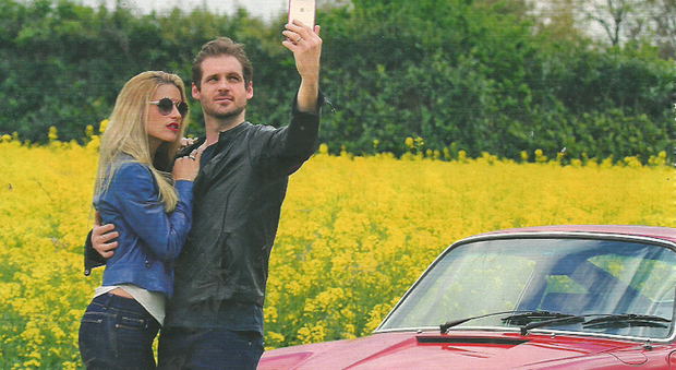 Michelle Hunziker e Tomaso, gita romantica fra baci hot e selfie in Porsche