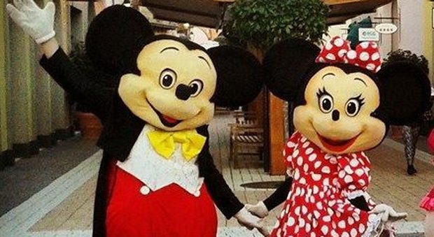 Minnie e Topolino aprono le sfilate del “Carnival Affair” al Cilento Outlet