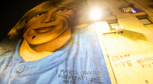 Napoli, Nino D'Angelo: «Non sono io il bersaglio ma via i murales dei clan»