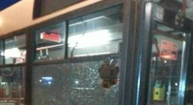 Bus assaliti a Roma, la vendetta dei residenti: ​scendono in strada e picchiano due stranieri