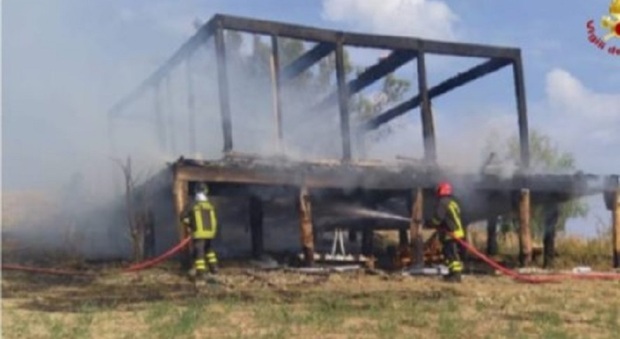 Offida, incendio in un capannone agricolo: estratta attrezzatura dall'interno