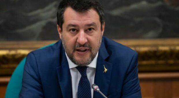 Matteo Salvini e le minacce di morte sui social. Il vicepremier: «Paura no, querela sì»