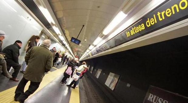 «Violenza sul metrò, picchiato da 10 ragazzi perché aveva chiesto di non spingere. Ora basta»