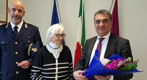 Terni, a 92 anni ha incastrato due truffatori che volevano 4mila euro: il questore riceve nonna Luciana
