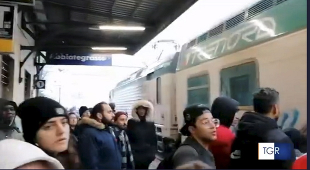 Milano, capotreno aggredita in stazione: caos e rabbia per i ritardi, arriva anche l'inviato di Striscia. Cosa è successo