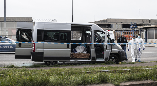 Milano, 18enne ucciso a colpi di pistola nel furgone. La moglie: «Volevano uccidere anche me». I killer ripresi dalle telecamere
