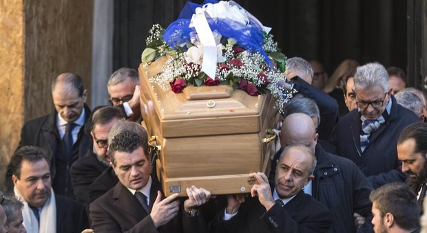 Matteoli, dalla destra alla sinistra tutti ai funerali dell'ex ministro