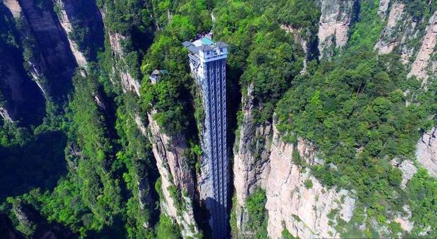 L'ascensore esterno più alto del mondo misura 326 metri e si trova in Cina