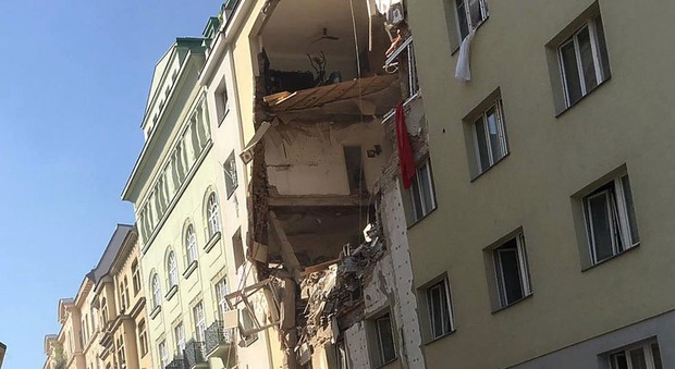 Palazzina di cinque piani crolla per un'esplosione: 4 feriti gravissimi VIDEO