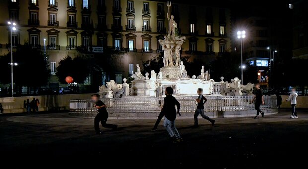 Covid a Napoli, i divieti non fermano la voglia di giocare al pallone: partita di calcio tra ragazzini davanti Palazzo San Giacomo