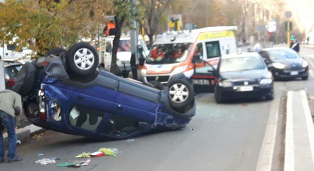 Roma, schianto in viale Trastevere: auto si cappotta, conducente ferito