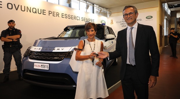 Il presidente di Jaguar land Rover Italia Daniele Maver consegna le chiavi di una delle 30 Discovery al prefetto Clara Vaccaro, direttore centrale per i Servizi tecnico logistici e della gestione patrimoniale