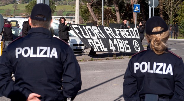 La protesta degli anarchici davanti al carcere di Capanne