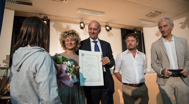 La consegna del diploma da parte del Ministro Bussetti (Foto: Augusta Calandrini)