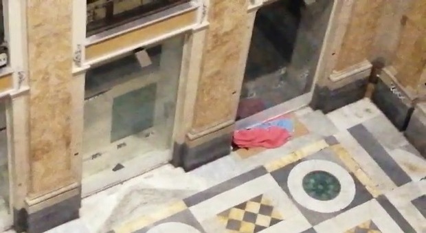 Napoli, allarme baraccopoli in Galleria: «Intervenite prima di un altro morto»