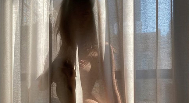 Emily Ratajkowski, lo scatto hot per i follower: nuda dietro la tenda
