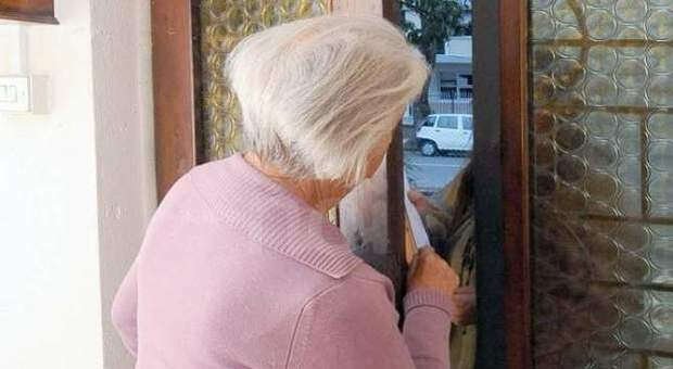 Truffava gli anziani a Pianura: 20enne preso da un carabiniere