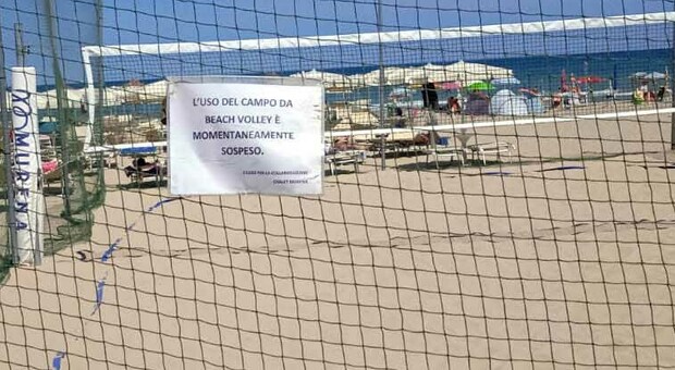 In 200 a divertirsi in spiaggia: chiuso il campo da beach volley a Tortoreto