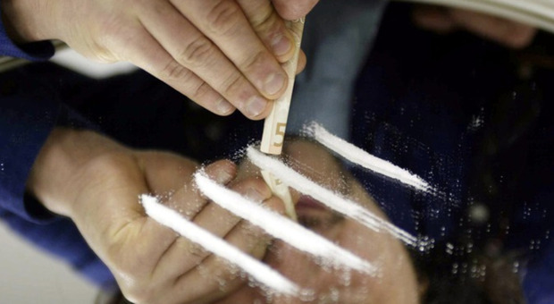 Sequestrato dai pusher per 3 grammi di droga non pagati: interviene l'antimafia