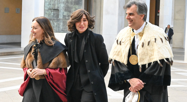 La ministra Anna Maria Bernini (al centro) in visita al Bo