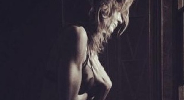 Martina Colombari super sexy in lingerie su Instagram, i fan impazziscono