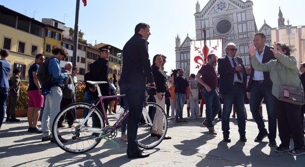 Renzi, sondaggio in piazza a Firenze: «Vi piace il governo con M5S?». E (quasi) tutti rispondono no