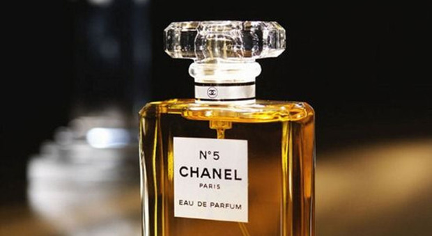 Profumo Chanel a prezzi stracciati, donna truffata in strada a Nocera