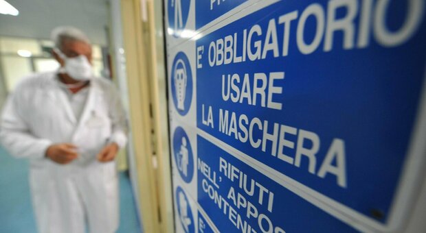 Mascherine e presidi medici obbligatori per tutti all'ospedale per malattie infettive Cotugno