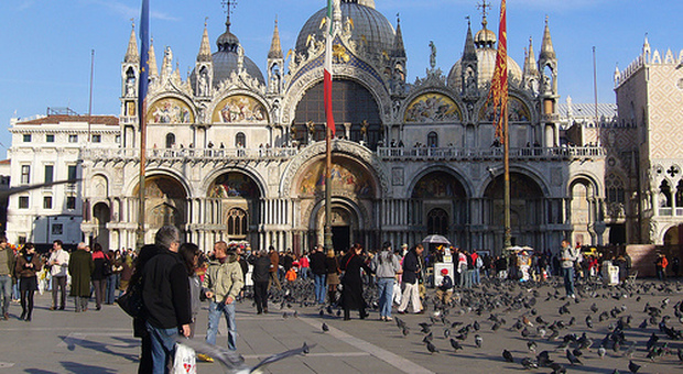 Bimbo con il monopattino a Piazza San Marco multato di 66 euro