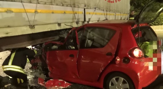 Pescara, auto si schianta e rimane incastrata sotto un tir: un ferito