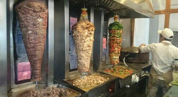 Kebab fuori orario, 5 giorni di chiusura per un locale di Portici