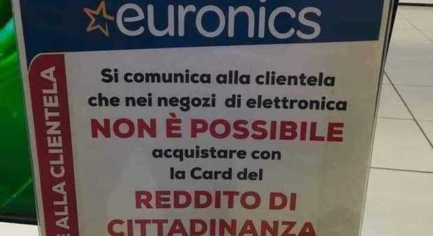 Il cartello con la comunicazione alla clientela di Euronics pubblicato sui social