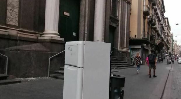 Rifiuti, incivili scatenati a Napoli: sfregiata anche via Toledo con un frigorifero