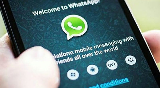 Da oggi WhatsApp cancella chat, foto e video più vecchi: ecco come salvarli