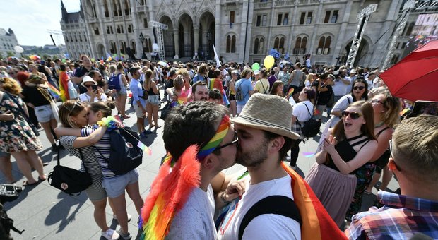 «I gay sono persone malate. Possibili pedofili e maniaci»: medico del CTO di Milano choc