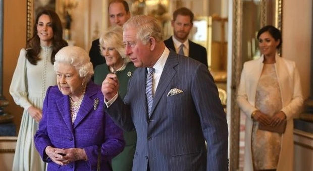 La regina Elisabetta passerà il Natale con Carlo e Camilla: per Kate e William è ancora un mistero