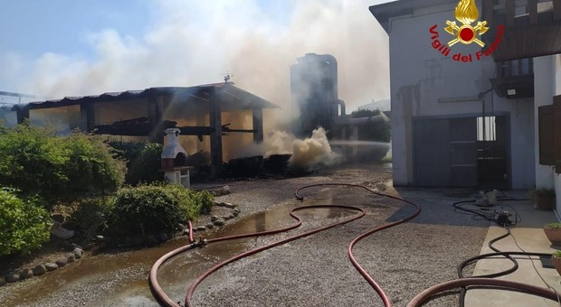 Incendio in una falegnameria ad Altichiero: fumo visibile a distanza di chilometri